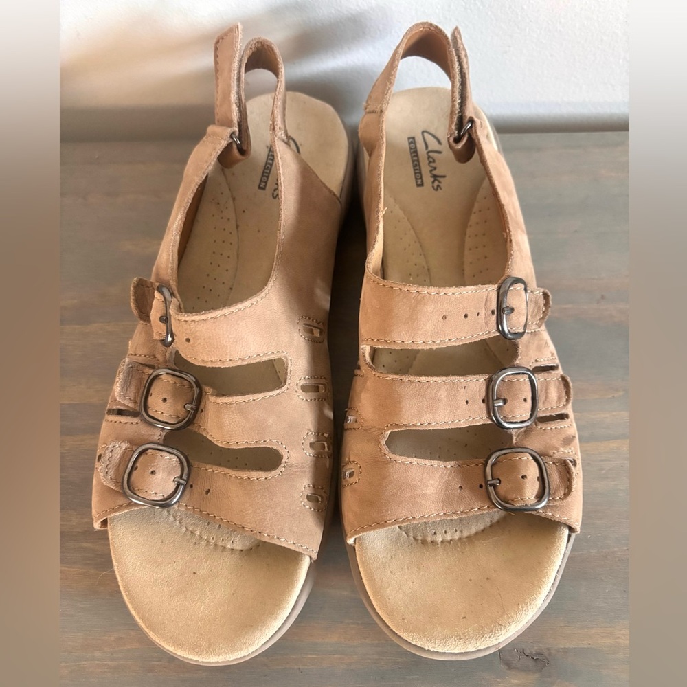 Clarks Saylie Medway Nubuck Taupe Leather Buckle Strap Slingback Sandals Sz 8